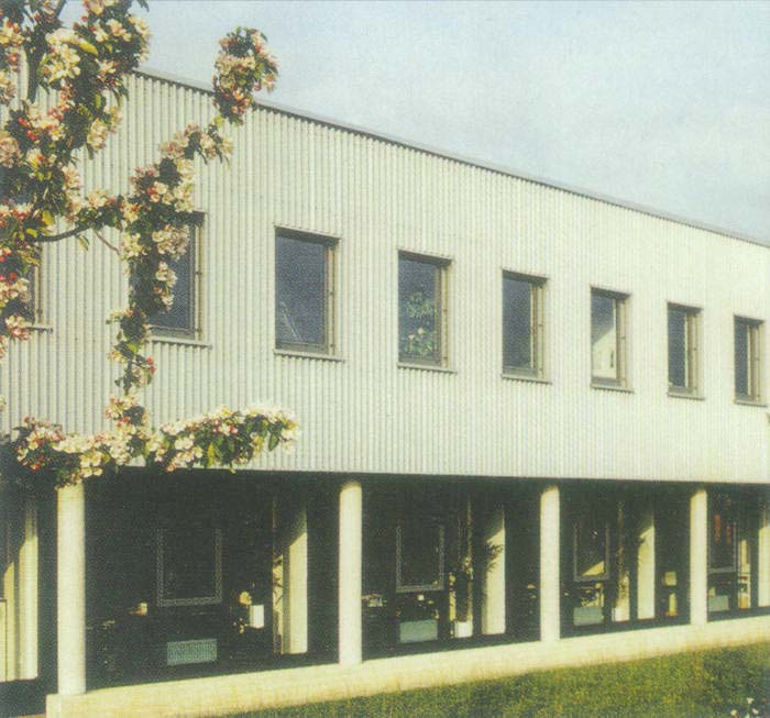 Badmöbel, Badeinrichtungen, Badezimmereinrichtungen, Fliesen